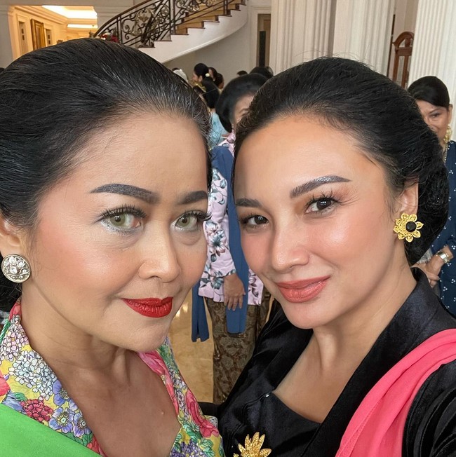Kemunculan Tata Cahyani saat Hari Kartini pun jadi sorotan. Dia tampak mengenakan kebaya hitam dengan kain batik, lengkap dengan selendang pink dan bros emas. Foto: Instagram/@tatacahyani