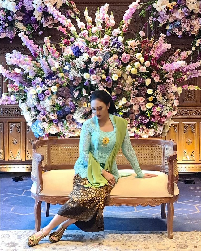 Tak hanya saat momen Hari Kartini saja Tata Cahyani tampil berkebaya. Wanita dengan nama lengkap Raden Ayu Ardhia Pramesti Regita Cahyani Soerjosoebandoro ini juga beberapa kali terlihat mengunggah foto dirinya memakai kebaya. Misalnya saja kebaya hijau berbahan lace model kutu baru ini. Foto: Instagram/@tatacahyani