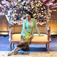 Tak hanya saat momen Hari Kartini saja Tata Cahyani tampil berkebaya. Wanita dengan nama lengkap Raden Ayu Ardhia Pramesti Regita Cahyani Soerjosoebandoro ini juga beberapa kali terlihat mengunggah foto dirinya memakai kebaya. Misalnya saja kebaya hijau berbahan lace model kutu baru ini. Foto: Instagram/@tatacahyani
