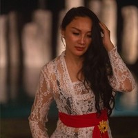 Tata Cahyani juga pernah memakai kebaya khas Bali. Kebaya lace warna putih dipadukan dengan dalaman hitam, serta dihias kain merah yang dililitkan pada bagian pinggang. Foto: Instagram/@tatacahyani