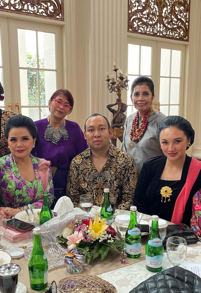 Tata Cahyani ikut merayakan Hari Kartini bersama Keluarga Cendana. Meskipun sudah tidak lagi jadi menantu, wanita 49 tahun ini kerap hadir di sejumlah acara yang digelar anak-anak Presiden RI 2, Soeharto tersebut. Foto: Instagram/@tatacahyani