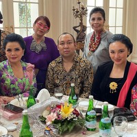 Tata Cahyani ikut merayakan Hari Kartini bersama Keluarga Cendana. Meskipun sudah tidak lagi jadi menantu, wanita 49 tahun ini kerap hadir di sejumlah acara yang digelar anak-anak Presiden RI 2, Soeharto tersebut. Foto: Instagram/@tatacahyani