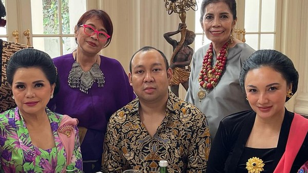 6 Foto Tata Cahyani Berkebaya, Curi Atensi Akrab Bareng Titiek Soeharto