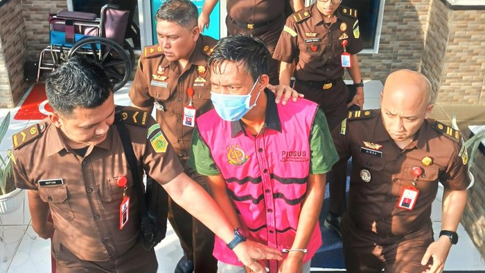 Tersangka PS diduga korupsi dana KUR yang merugikan negara Rp 1,8 miliar dibawa ke lapas.