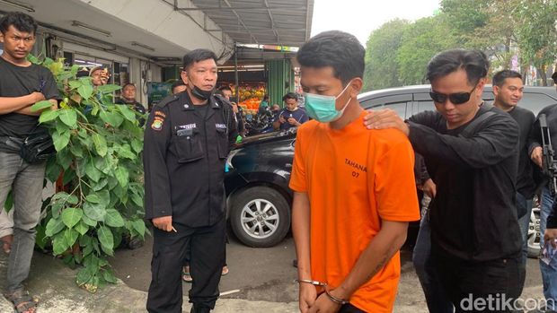 Tersangka pembunuhan perempuan hamil di Kelapa Gading Jakarta Utara, Agustami (27). Foto: Taufiq/detikcom
