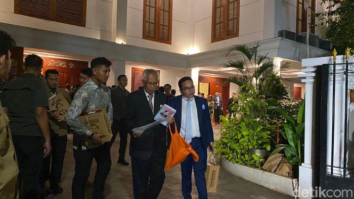 Tim hukum Prabowo Subianto-Gibran Rakabuming berkumpul dan makan malam bersama Prabowo dan Gibran di kediaman Prabowo di Jalan Kertanegara, Jaksel (Firda/detikcom)