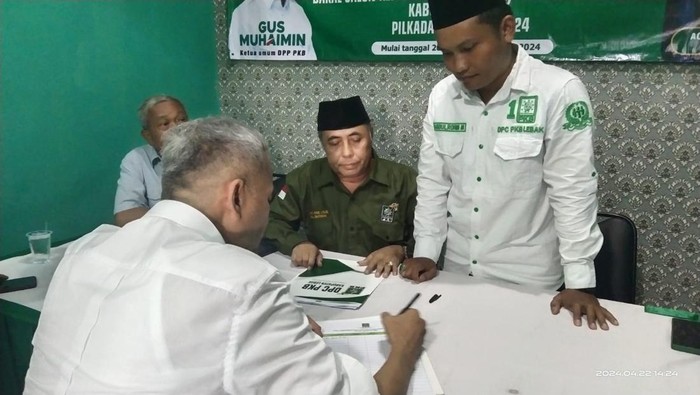 Tim pemenangan Hasbi Jayabaya saat mengambil formulir penjaringan calon Bupati Lebak di kantor DPC PKB Lebak, Banten.