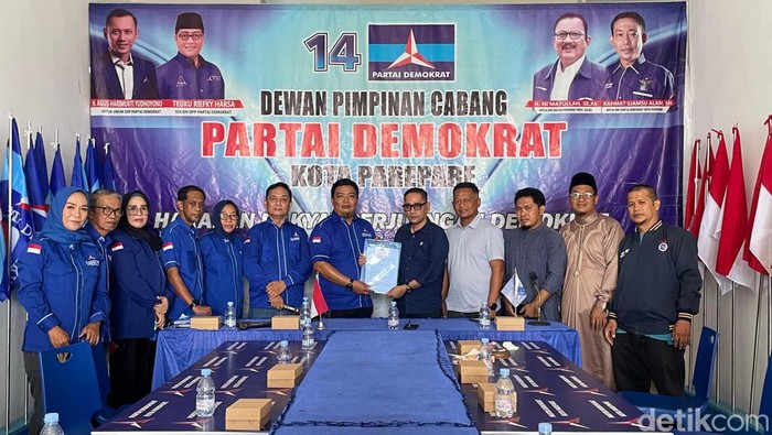 Tim perwakilan Tasming Hamid saat mendaftar penjaringan cawalkot Parepare di partai Demokrat.