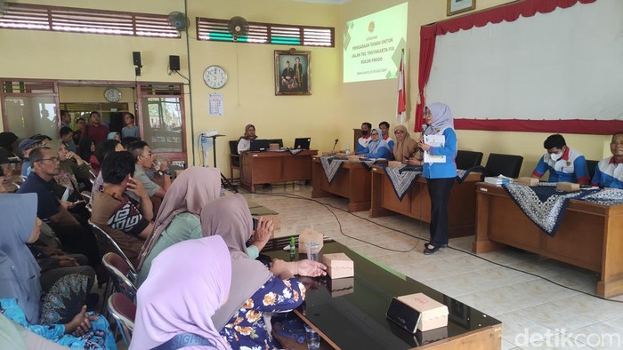Ratusan pemilik lahan terdampak tol saat mengikuti sosialisasi pengadaan tanah terdampak tol di Balai Kalurahan Pengasih, Kapanewon Pengasih, Kulon Progo, Selasa (23/4/2024).