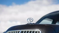 Logo Toyota di area depan moncong mobil. Foto: Mecum Auction