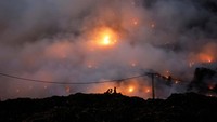 Asap tebal itu disebabkan kebakaran di tempat penampungan akhir sampah Ghazipur. 