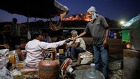 Warga tetap beraktivitas normal meski TPA Ghazipur terbakar. 
