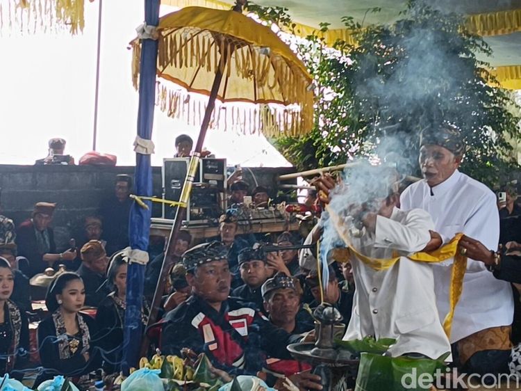Potret Desa Tertua Suku Tengger Gelar Upacara Adat Unan-Unan