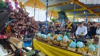 Masyarakat Desa Wonokerso menyiapkan buah hasil bumi, makanan, kepala kerbau, kulit kerbau, dan kaki kerbau serta hasil ternak lain yang dikumpulkan di balai desa setempat lalu dipikul ke Pelataran Sanggar Kembang sebagai pelengkap ritual.