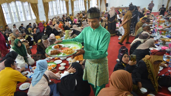 Upaya meningkatkan kelas randang di tingkat global Pramusaji membawa produk randang saat makan Bajamba bersama pengusaha randang di auditorium Gubernuran Sumatera Barat, di Padang, Selasa (23/4/2024). Sejumlah pengusaha randang membentuk Himpunan Pengusaha Randang Minangkabau (Hipermi) dengan merangkul pengusaha lainnya di provinsi itu untuk meningkatkan kelas produk randang agar bisa bersaing di tingkat global terutama menekan harga bahan baku yang lebih mahal dari negara lain. ANTARA FOTO/Iggoy el Fitra/foc.