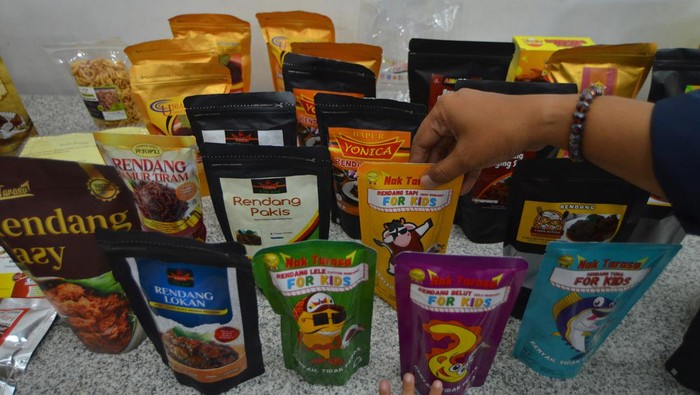 Upaya meningkatkan kelas randang di tingkat global Pramusaji membawa produk randang saat makan Bajamba bersama pengusaha randang di auditorium Gubernuran Sumatera Barat, di Padang, Selasa (23/4/2024). Sejumlah pengusaha randang membentuk Himpunan Pengusaha Randang Minangkabau (Hipermi) dengan merangkul pengusaha lainnya di provinsi itu untuk meningkatkan kelas produk randang agar bisa bersaing di tingkat global terutama menekan harga bahan baku yang lebih mahal dari negara lain. ANTARA FOTO/Iggoy el Fitra/foc.