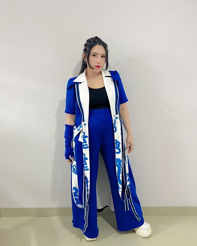 Terkenal dengan nama Via Vallen, ternyata nama asli Via jauh berbeda dari nama panggungnya tersebut. Nama asli Via ialah Maullydia Octavia. Nama Vallen sendiri diambil Via dari nama album band idolannya, Evanescence yang berjudul Fallen. Foto: Instagram @viavallen