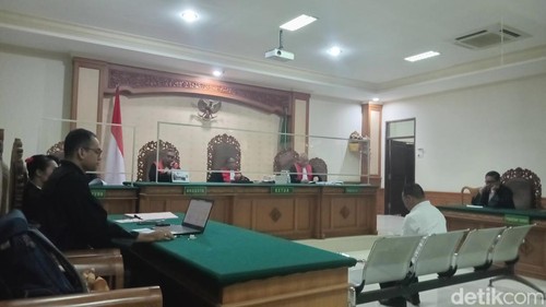 Mantan Ketua LPD Adat Bugbug, Karangasem, Bali, I Nengah Sudiarta divonis 1 tahun penjara saat sidang di Pengadilan Tipikor Denpasar, Selasa (23/4/2024). (Aryo Mahendro/detikBali).