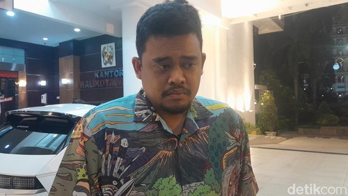 Wali Kota Medan Bobby Nasution saat diwawancarai, Selasa (23/4/2024). (Nizar Aldi/detikSumut)