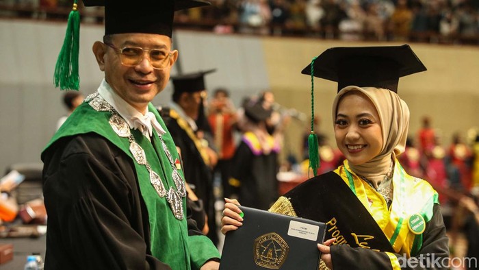 Sebanyak 1.077 mahasiswa Universitas Moestopo Beragama diwisuda. Wamendes Prof. Dr. H. Paiman Raharjo, M.Si., M.M turut memberikan orasi ilmiah.