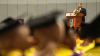 Wakil Menteri Desa, Pembangunan Daerah Tertinggal, dan Transmigrasi (Wamendes PDTT), Prof. Dr. H. Paiman Raharjo, M.Si., M.M memberikan orasi ilmiah di depan wisudawan di JCC, Jakarta, Selasa (23/4/2024). 