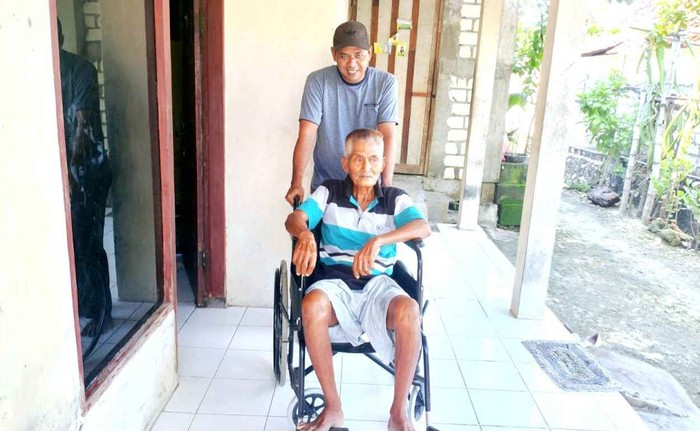 Warga Desa Sumurcinde, Kabupaten Tuban, Mundakir (43) mengungkapkan pengalamannya mendampingi ayah mertua menjalani operasi patah tulang menggunakan layanan Jaminan Kesehatan Nasional (JKN).