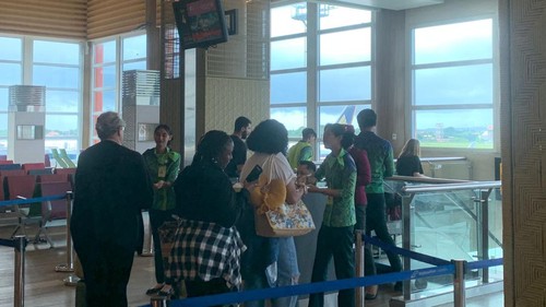 WN Tanzania berinisial ACM dan AMA dideportasi dari Bali melalui Bandara Internasional I Gusti Ngurah Rai, Senin (22/4/2024). (Foto: Istimewa)