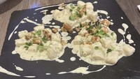 Pasta ini mungkin niatnya ingin disajikan dengan cara artistik, tapi tampilannya malah seperti berantakan ya? Wadahnya yang tidak bertepi juga tidak cocok untuk menampung pasta dengan saus seperti ini. Foto: Bright Side