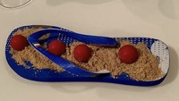 Restoran berbintang Michelin ternyata bisa juga minus dalam hal plating. Masa dessert ini disajikan di atas sandal jepit? Foto: Bright Side