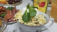 Penyajian telur yang umum adalah di piring, bukan di dalam cangkir teh seperti ini. Apalagi ditambah aneka topping dan sayuran. Foto: Bright Side