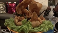 Yang benar saja nih, di Thailand ada dumpling goreng yang disajikan di atas timbangan bahan makanan. Foto: Bright Side