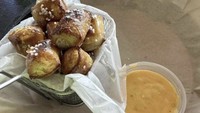 Camilan sejenis roti dengan saus cocolan ini disajikan di wadah yang amat lebar. Jadinya zonk karena terlihat banyak bagian yang kosong. Seharusnya pakai wadah yang lebih kecil saja ya? Foto: Bright Side
