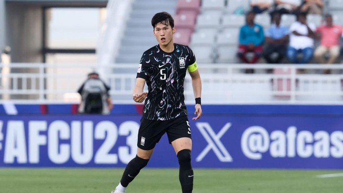 DOHA, QATAR - APRIL 19: Byun Junsoo #5 of South Korea controls the ball during the AFC U23 Asian Cup Group B match between China and South Korea at Abdullah Bin Khalifa Stadium on April 19, 2024 in Doha, Qatar.  (Photo by Zhizhao Wu/Getty Images)
