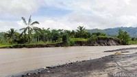 Banjir lahar ini terjadi setelah kawasan Semeru hujan dengan intensitas tinggi.