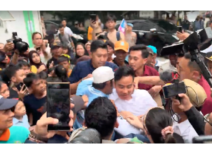 Ada momen menarik saat Wakil Presiden Terpilih 2024, Gibran Rakabuming Raka, blusukan ke Muara Baru, Penjaringan, Jakarta Utara. Seorang pria berjaket biru muda memeluk paksa Gibran saat sedang membagikan susu. Ada momen menarik saat Wakil Presiden Terpilih 2024, Gibran Rakabuming Raka, blusukan ke Muara Baru, Penjaringan, Jakarta Utara. Seorang pria berjaket biru muda memeluk paksa Gibran saat sedang membagikan susu.
