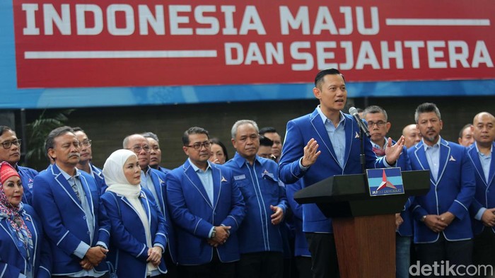 AHY Bicara Komitmen dengan Prabowo Ketum Partai Demokrat, Agus Harimurti Yudhoyono (AHY) memberikan keterangan pers. AHY mengatakan pihaknya sudah membuat komitmen dengan presiden terpilih.