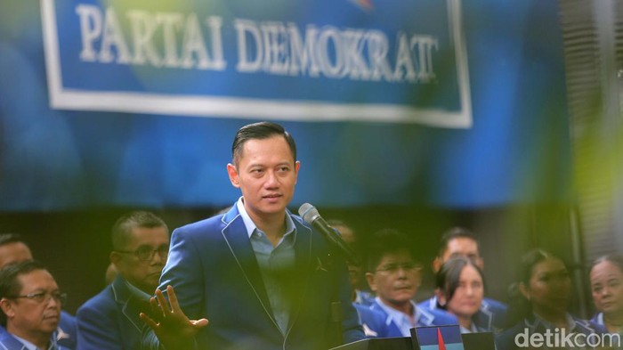 AHY Bicara Komitmen dengan Prabowo Ketum Partai Demokrat, Agus Harimurti Yudhoyono (AHY) memberikan keterangan pers. AHY mengatakan pihaknya sudah membuat komitmen dengan presiden terpilih.