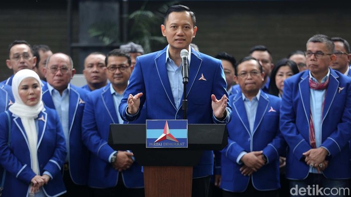 Ketum Partai Demokrat, Agus Harimurti Yudhoyono (AHY) memberikan keterangan pers. AHY mengatakan pihaknya sudah membuat komitmen dengan presiden terpilih.