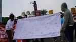 Aksi Bagikan Mawar Ajak Masyarakat Bersatu Usai Pilpres 2024