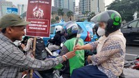Kelompok massa mengatasnamakan Aliansi Muda Untuk Demokrasi Republik Indonesia (AMUK RI) menggelar aksi damai dengan membagikan bunga mawar di area Patung Kuda, Gambir Jakarta Pusat, Rabu (24/4/2024).