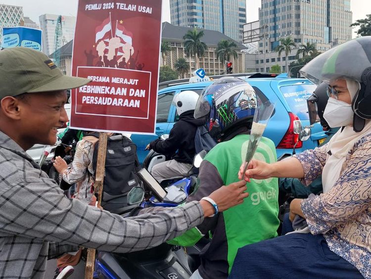 Aksi Bagikan Mawar Ajak Masyarakat Bersatu Usai Pilpres 2024