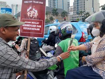 Aksi Bagikan Mawar Ajak Masyarakat Bersatu Usai Pilpres 2024