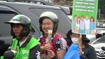 Aksi Bagikan Mawar Ajak Masyarakat Bersatu Usai Pilpres 2024