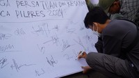 Disela-sela aksinya, massa AMUK RI juga membawa alat peraga berupa kain panjang warna putih untuk ditandatangani dari masyarakat sebagai bentuk dukungan ajakan rekonsiliasi dan menjaga Persatuan pasca Pemilu 2024.  