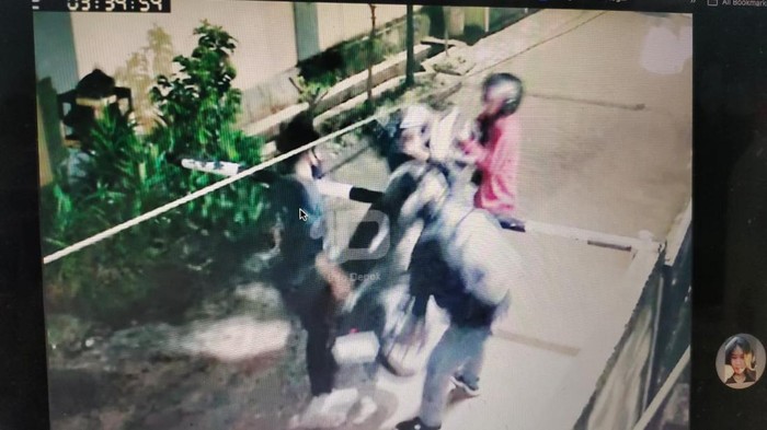 Aksi maling mengangkut 2 motor melewati portal di sebuah perumahan di Depok viral di media sosial (medsos). Pelaku diduga membawa senjata mirip pistol. (repro/dok Istimewa)