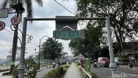 Kegiatan itu dimulai dengan berjalan kaki dari Palestina Walk kemudian menuju Monumen Dasa Sila Bandung, yang terleta di depan Hotel Savoy Homann pada Rabu (24/4/2024).