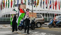 Wanggi Hoediyanto berjalan kaki dari Palestina Walk menuju Monumen Dasasila Bandung itu dalam rangka memperingati 69 Tahun Konferensi Asia Afrika. 
