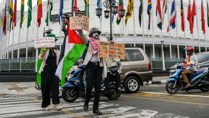Aksi solidaritas untuk Palestina di Bandung Seniman pantomim Wanggi Hoediyanto melalukan aksi teatrikal di Jalan Asia Afrika saat saat menggelar peduli palestina di Bandung di Bandung, Jawa Barat, Rabu (24/4/2024). Wanggi Hoediyanto berjalan kaki dari Palestina Walk menuju Monumen Dasasila Bandung itu dalam rangka memperingati 69 Tahun Konferensi Asia Afrika serta sebagai salah satu bentuk solidaritas seniman Kota Bandung untuk Palestina. ANTARA FOTO/Raisan Al Farisi/Spt.