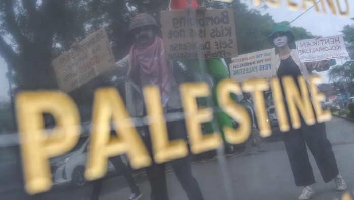 Aksi solidaritas untuk Palestina di Bandung Seniman pantomim Wanggi Hoediyanto melalukan aksi teatrikal di Jalan Asia Afrika saat saat menggelar peduli palestina di Bandung di Bandung, Jawa Barat, Rabu (24/4/2024). Wanggi Hoediyanto berjalan kaki dari Palestina Walk menuju Monumen Dasasila Bandung itu dalam rangka memperingati 69 Tahun Konferensi Asia Afrika serta sebagai salah satu bentuk solidaritas seniman Kota Bandung untuk Palestina. ANTARA FOTO/Raisan Al Farisi/Spt.