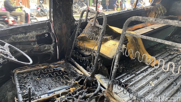 Angkot terbakar di SPBU Sukabumi.